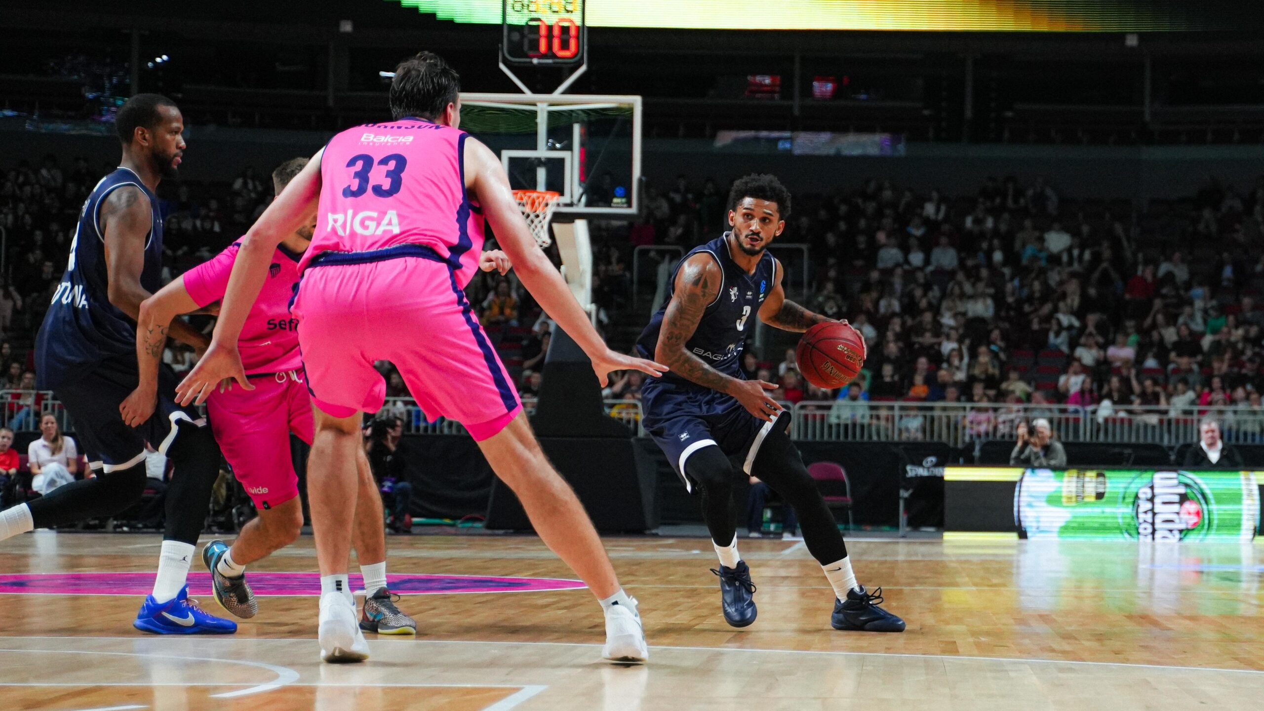 foto Prentiss Hubb in palleggio vs Riga Zelli